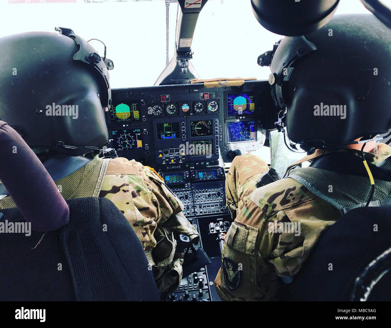Le chef de l'armée américaine Agent Warrent 4 Andy Stevens (à gauche) et le Capt Marc Savioli effectuer un vol d'orientation local pendant 18 ans au Sud patriote Combart Readiness Training Centre, Gulfport, Mississippi, le 15 février 2018. Patriot 18 vise à accroître la compréhension de la coordination, les politiques et les procédures nécessaires à la réalisation d'une réponse nationale interinstitutions. (U.S. Air National Guard Banque D'Images