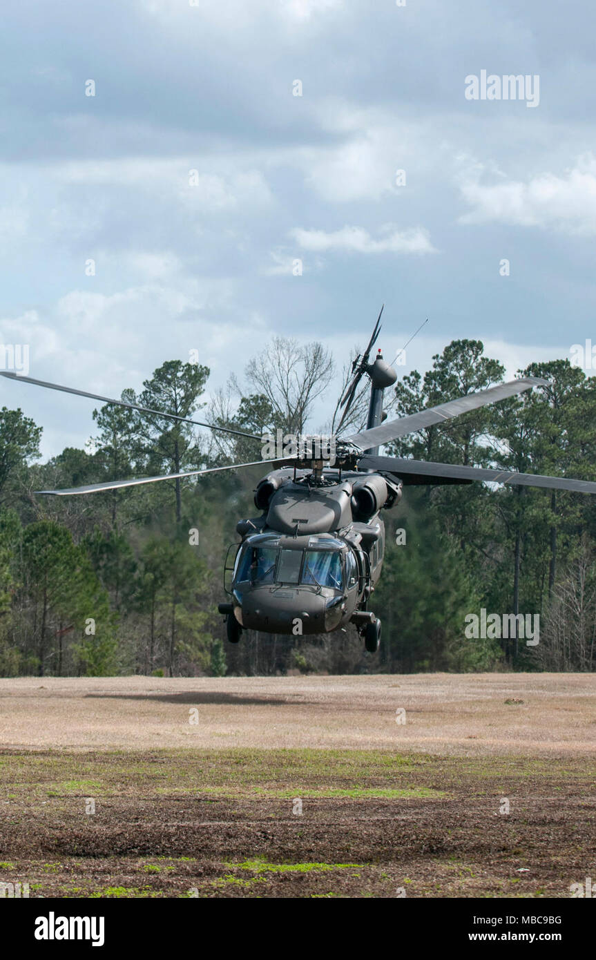 Un UH-60 Black Hawk à la Garde nationale de Caroline du Sud décolle pour effectuer les opérations avec treuil de sauvetage en Caroline du Sud l'équipe de sauvetage aquatique d'hélicoptère au cours de l'Exercice PATRIOT 18 sud au camp Shelby, Mississippi le 15 février 2018. PATRIOT Sud est une agence, les opérations de l'exercice, l'accent sur la préparation aux catastrophes naturelles et comprend la Garde nationale et les unités de premiers intervenants civils de partout au pays. (Ohio Air National Guard Banque D'Images
