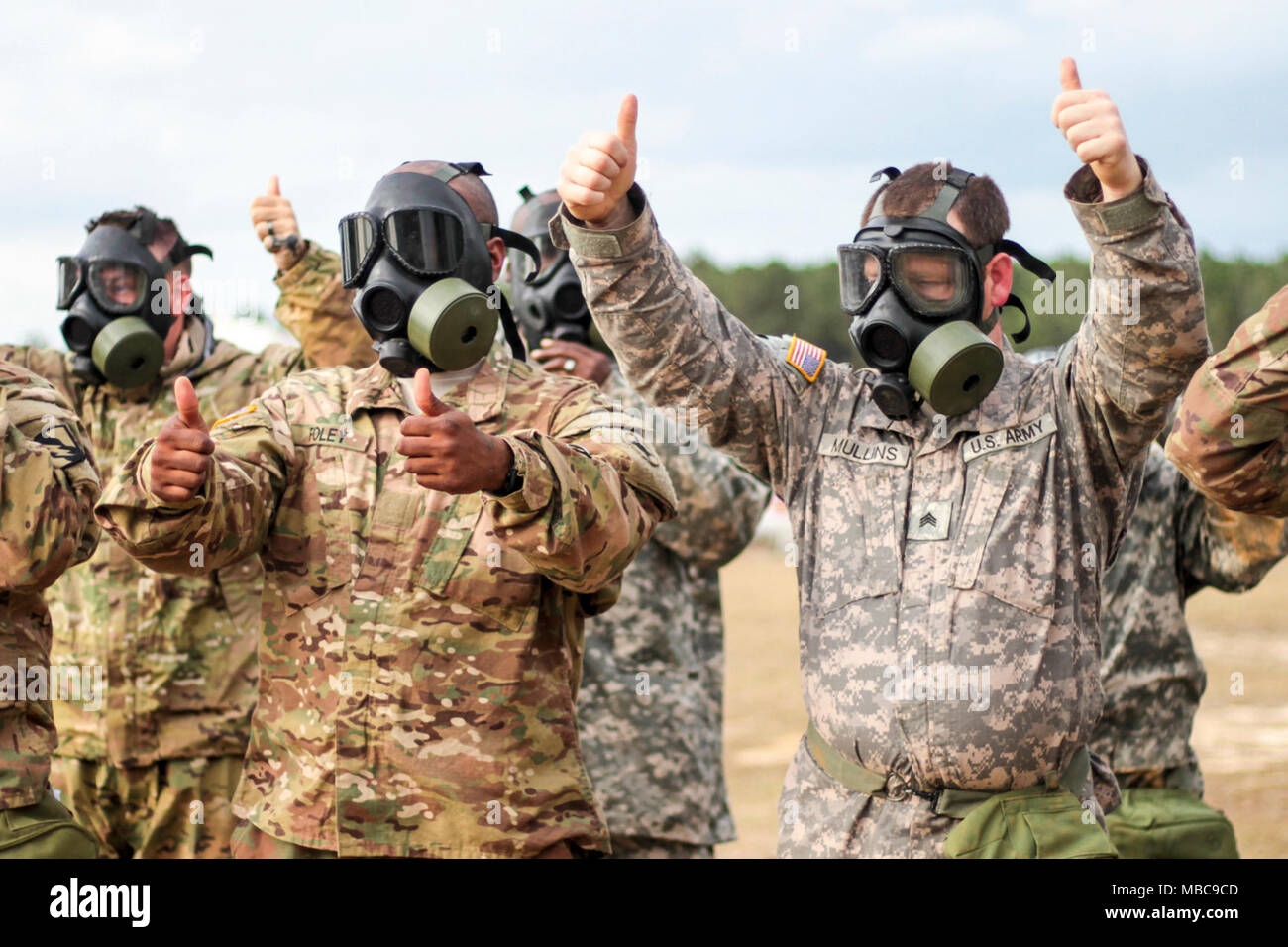 Gardes affectés à l'équipe de combat de la 155e Brigade blindée, donner une thumbs-up avant d'entrer dans une chambre à gaz dans le cadre d'un masque de protection chimique exercice confiance au Camp Shelby Joint Forces Training Center, Mississippi, le 15 février 2018. La 155e ABCT se prépare pour un prochain déploiement au Moyen-Orient, dans le cadre de l'opération Bouclier spartiate. (U.S. La Garde nationale de l'armée Banque D'Images