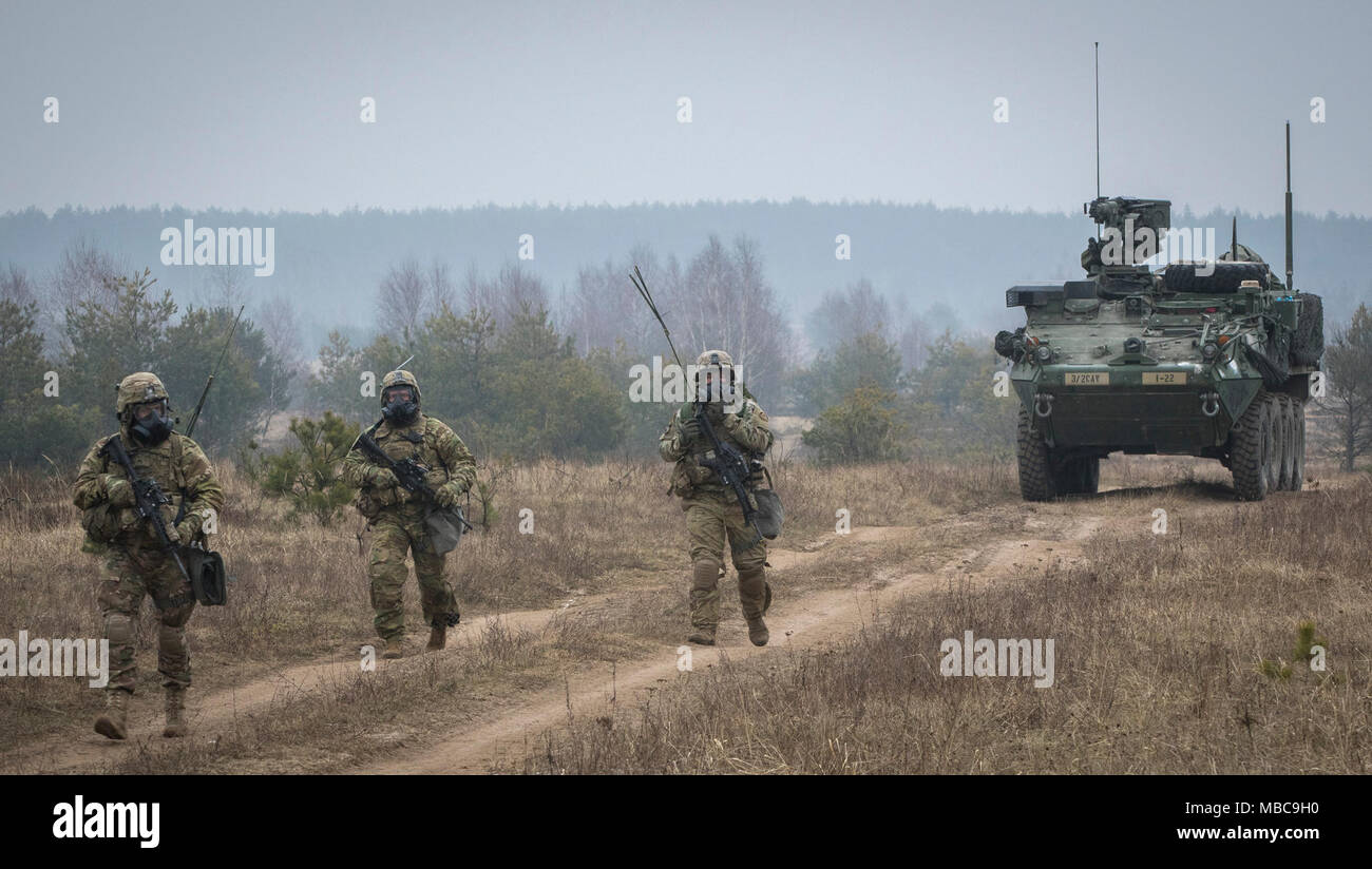 Des soldats américains affectés à la Troupe de fer, 3e Escadron, 2e régiment de cavalerie, don leur M50 série de masques à gaz et de patrouille pendant chimique, biologique, radiologique et nucléaire (CBRN) formation à une gamme près de la zone d'entraînement Bemowo Piskie, Pologne, 16 février 2018. Ces soldats sont une partie de l'unique groupe de combat multinationales, composé de États-Unis, Royaume-Uni, croate et soldats roumains qui servent avec la 15e Brigade mécanisée polonaise comme une force de dissuasion dans le nord-est de la Pologne à l'appui de l'OTAN vers l'amélioration de la présence. (U.S. Army Banque D'Images