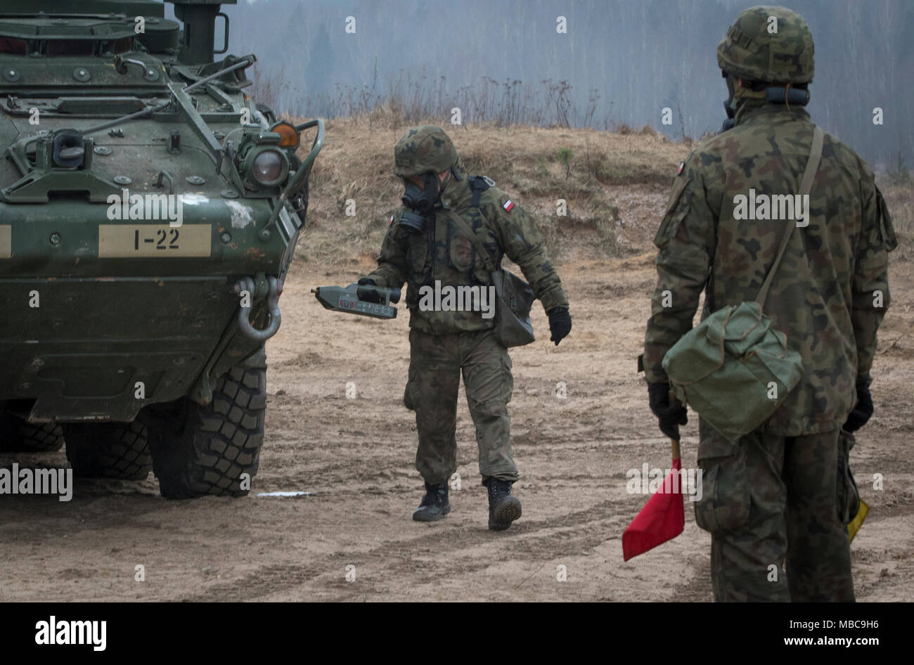 Un soldat polonais avec le 1er Bataillon, 15e Brigade mécanisée, utilise l'agent chimique Moniteur (CAM) pour vérifier la présence de contaminants sur un Stryker américain au cours de produit chimique, biologique, radiologique et nucléaire (CBRN) formation à une gamme près de la zone d'entraînement Bemowo Piskie, Pologne, 16 février 2018. Ces soldats sont une partie de l'unique groupe de combat multinationales, composé de États-Unis, Royaume-Uni, croate et soldats roumains qui servent avec la 15e Brigade mécanisée polonaise comme une force de dissuasion dans le nord-est de la Pologne à l'appui de l'OTAN vers l'amélioration de la présence. (U.S. Army Banque D'Images