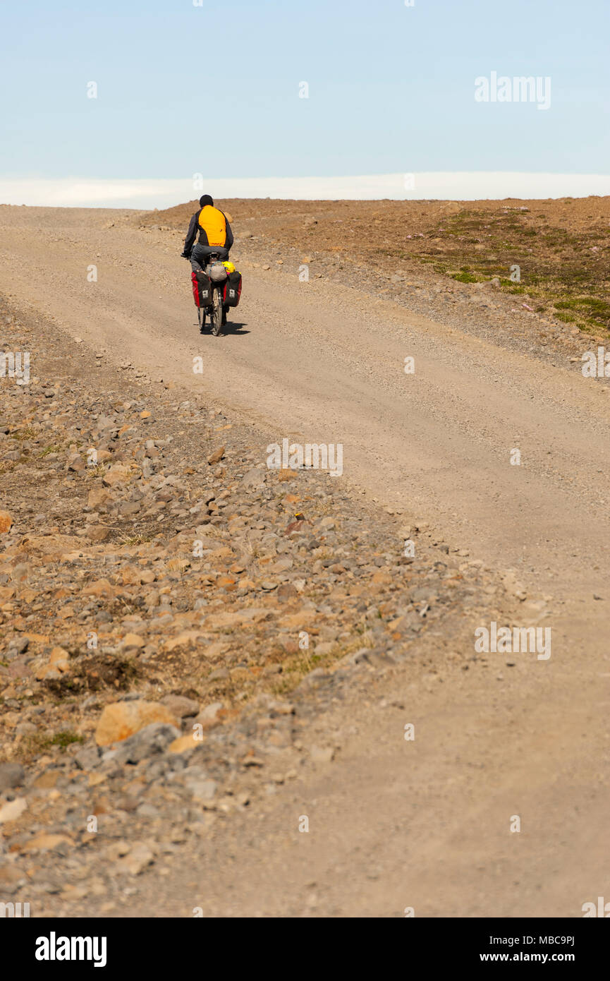 Voyage sur route en Islande, vélo tout-terrain, voyage en solo, cycliste masculin voyageant seul sur la route F35, Kjalvegur, intérieur de l'Islande, Europe. Banque D'Images