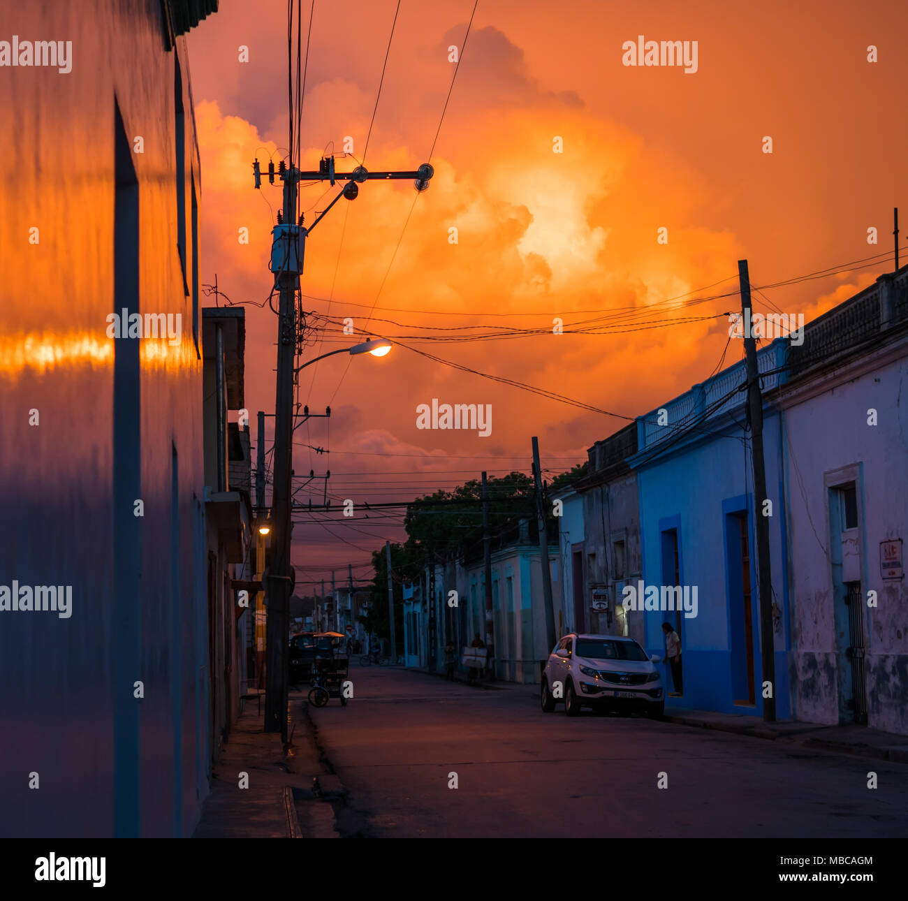 Las Tunas, Cuba - 4 septembre 2017 : Le ciel a une belle couleur orange comme le soleil se couchait. Banque D'Images