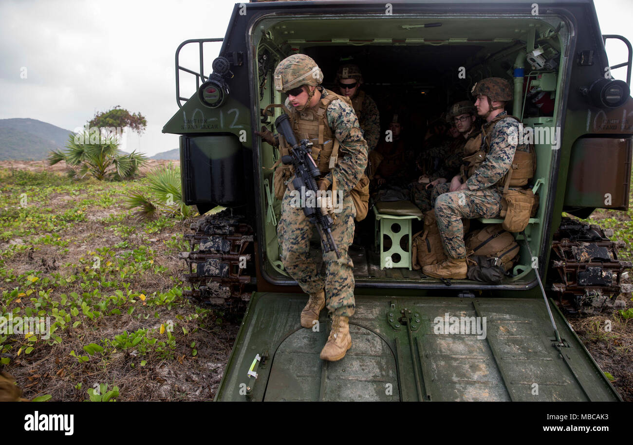 Les Marines américains avec la compagnie Kilo, 3e Bataillon, 3e Régiment de Marines, 3e Division de marines sortir d'un véhicule d'assaut amphibie pendant l'exercice 2018, l'or Cobra dans le royaume de Thaïlande, le 17 février 2018. Gold Cobra 18 est un exercice annuel effectué dans le royaume de Thaïlande du 10 févr. 13 à 23 avec 12 nations participantes. Le bataillon est à base d'Hawaï de l'avant-déployé à Okinawa, au Japon une partie de l'unité du programme de déploiement. (U.S. Marine Corps Banque D'Images