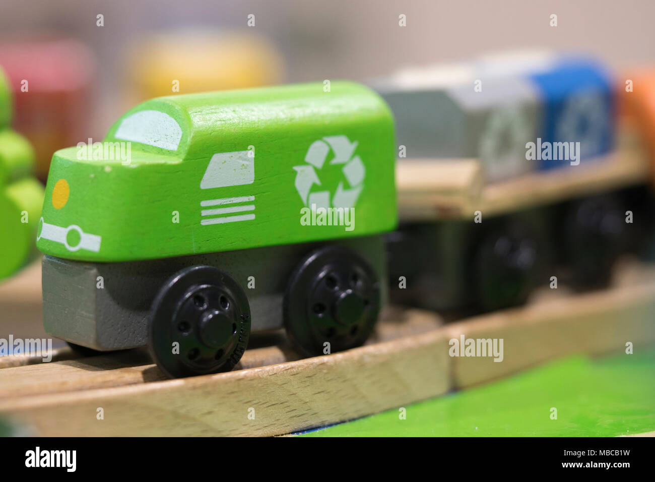 Train vert jouet en bois - jouets pour enfants jouent ensemble de jouets éducatifs pour enfants Aire de jeux couverte (selective focus) Banque D'Images