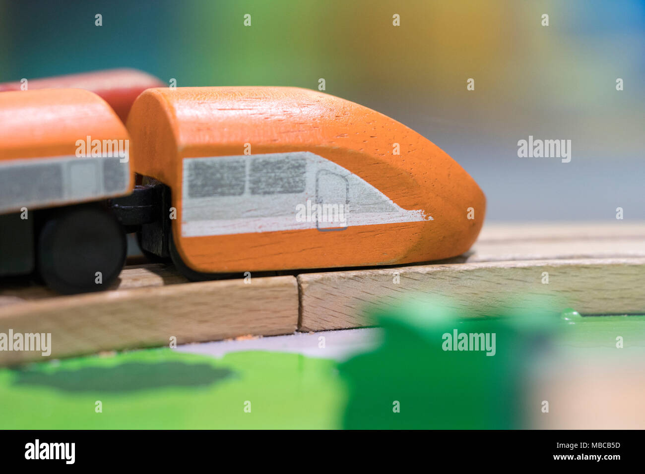 Jouet en bois train orange - jouets pour enfants jouent ensemble de jouets éducatifs pour enfants Aire de jeux couverte Banque D'Images