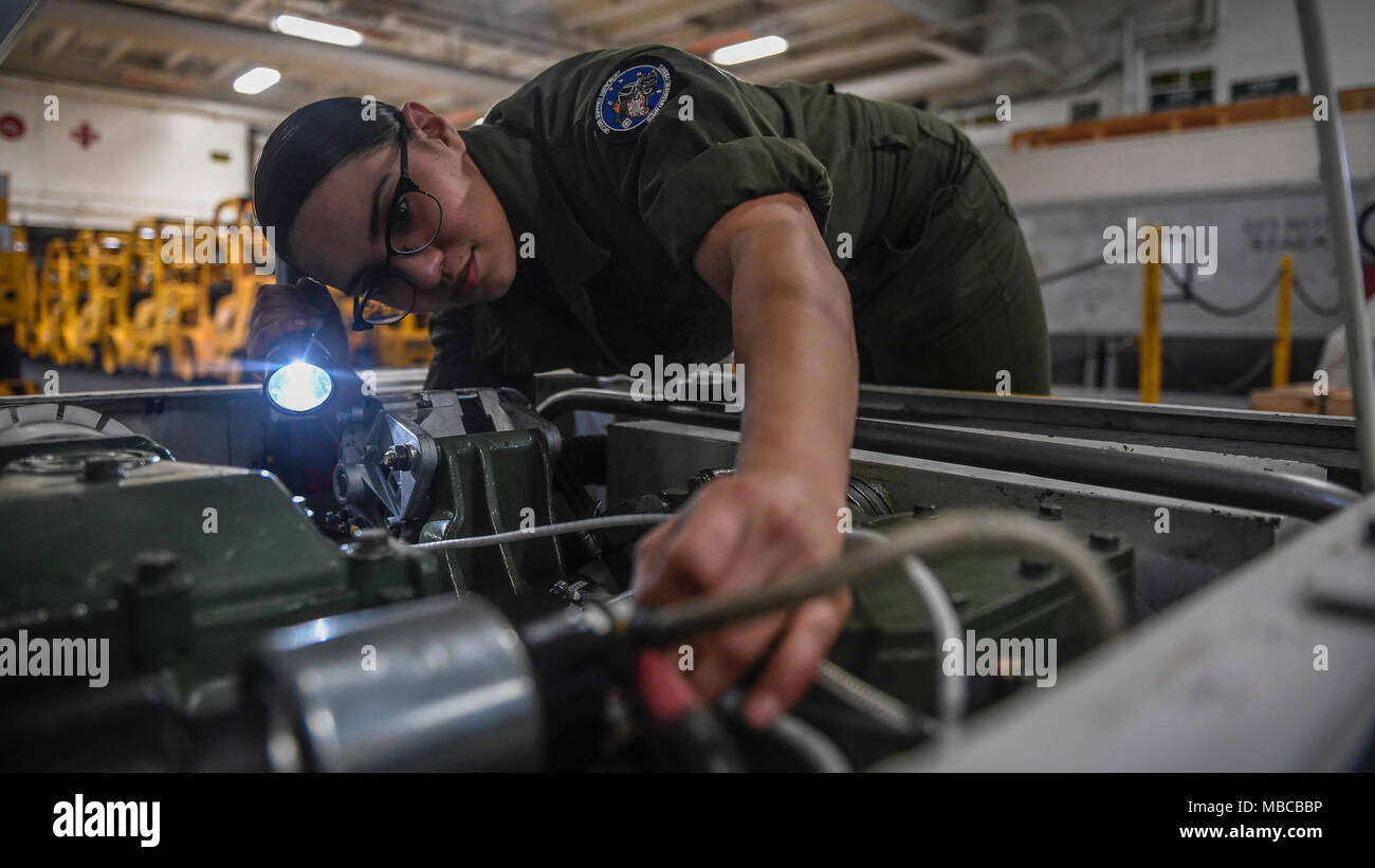 Golfe Arabique (fév. 18, 2018) lance le Cpl. Adriana Gallegos dépanne le démarreur d'un spotting dolly dans la zone du porte-avions USS Theodore Roosevelt (CVN 71). Theodore Roosevelt et son groupe aéronaval sont déployés dans le domaine de la 5e flotte américaine des opérations à l'appui des opérations de sécurité maritime pour rassurer les alliés et les partenaires et de préserver la liberté de navigation et la libre circulation du commerce dans la région. (U.S. Navy Banque D'Images