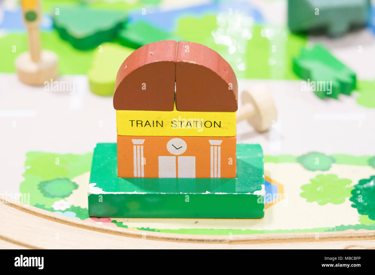 Ensemble de jouets en bois de la gare et des enseignes Play set de jouets éducatifs pour enfants Aire de jeux couverte (selective focus) Banque D'Images