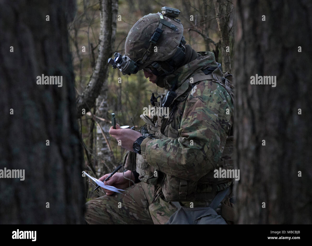 Un soldat américain affecté à la Troupe de fer, 3e Escadron, 2e régiment de cavalerie, utilise une boussole pour tirer une azmuth comme il acquiert son équipe, qui coordonne tout en participant à l'exercice de formation de multinationales à Puma une gamme près de la zone d'entraînement Bemowo Piskie, Pologne, le 19 février, 2018. Ces soldats font partie de l'unique, composé de groupe de combat multinationales des États-Unis, du Royaume-Uni, de la Croatie et de soldats roumains qui servent avec la 15e Brigade mécanisée polonaise comme une force de dissuasion dans le nord-est de la Pologne à l'appui de l'OTAN vers l'amélioration de la présence. (U.S. Army Banque D'Images