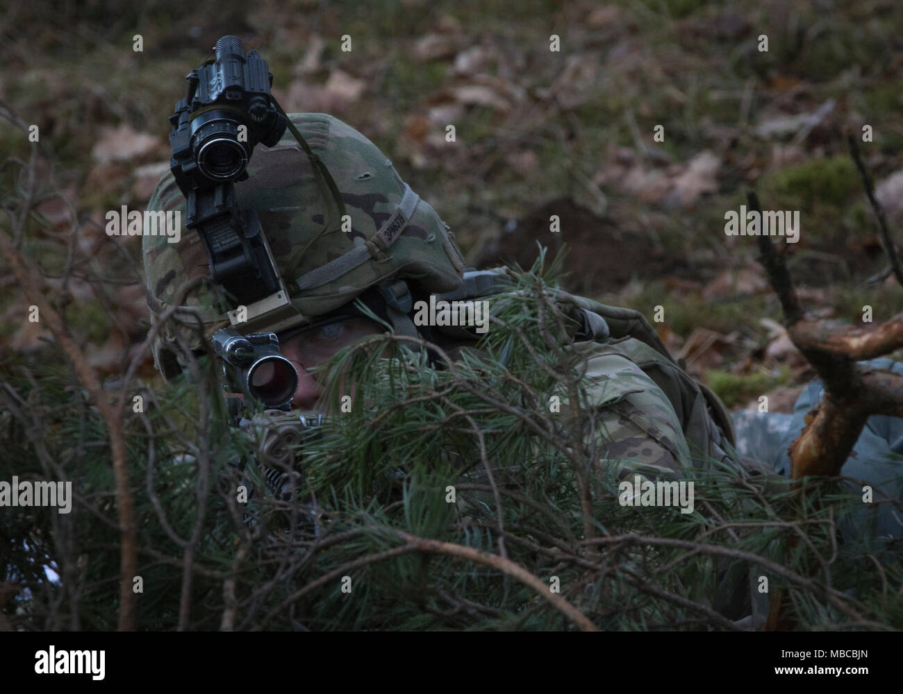 Un soldat américain affecté à la Troupe de fer, 3e Escadron, 2e régiment de cavalerie, tire sur la sécurité tout en participant à l'exercice de formation de multinationales à Puma une gamme près de la zone d'entraînement Bemowo Piskie, Pologne, le 19 février, 2018. Ces soldats font partie de l'unique, composé de groupe de combat multinationales des États-Unis, du Royaume-Uni, de la Croatie et de soldats roumains qui servent avec la 15e Brigade mécanisée polonaise comme une force de dissuasion dans le nord-est de la Pologne à l'appui de l'OTAN vers l'amélioration de la présence. (U.S. Army Banque D'Images