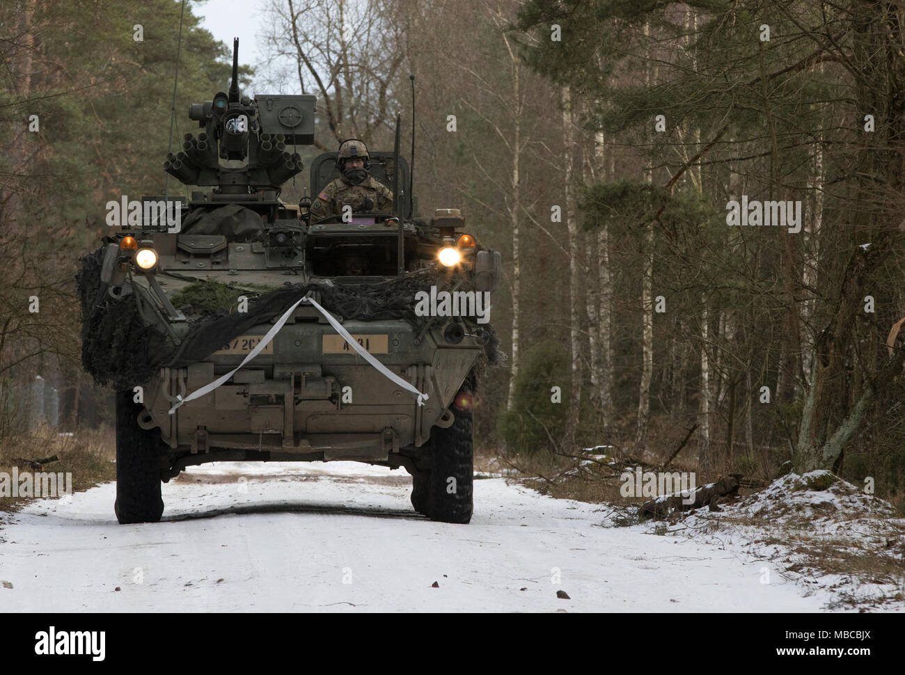 Des soldats américains affectés à la Troupe de fer, 3e Escadron, 2e régiment de cavalerie, leur manœuvre Stryker à leur position de défense tout en participant à l'exercice de formation de multinationales à Puma une gamme près de la zone d'entraînement Bemowo Piskie, Pologne, le 19 février, 2018. Ces soldats font partie de l'unique, composé de groupe de combat multinationales des États-Unis, du Royaume-Uni, de la Croatie et de soldats roumains qui servent avec la 15e Brigade mécanisée polonaise comme une force de dissuasion dans le nord-est de la Pologne à l'appui de l'OTAN vers l'amélioration de la présence. (U.S. Army Banque D'Images