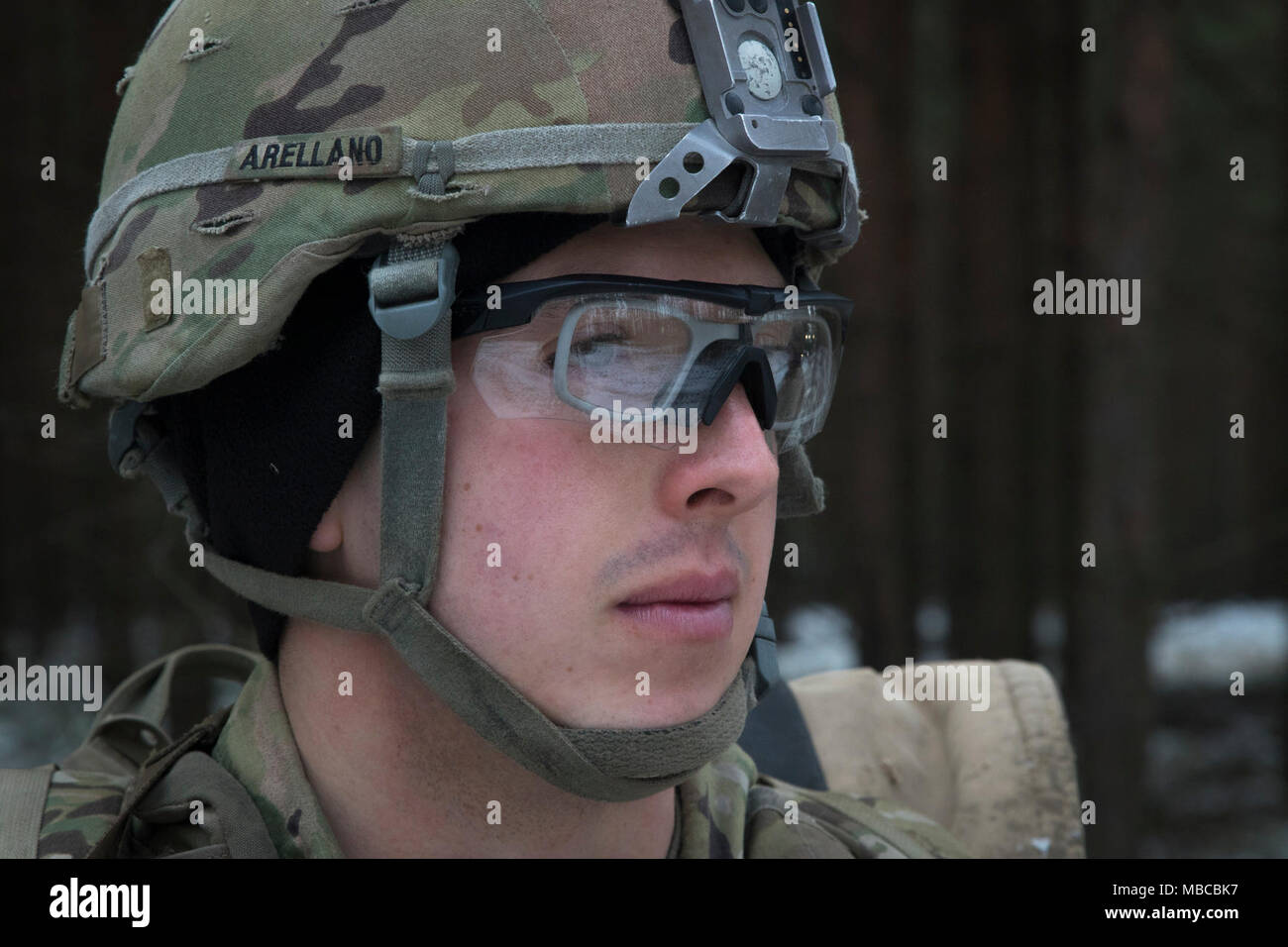 Pvt. Andrew Arellano affectés à des troupes de fer, 3e Escadron, 2e régiment de cavalerie, rucks grâce à la forêt polonaise pour trouver et mettre en place une position défensive tout en participant à l'exercice de formation de multinationales à Puma une gamme près de la zone d'entraînement Bemowo Piskie, Pologne, le 19 février, 2018. Ces soldats font partie de l'unique, composé de groupe de combat multinationales des États-Unis, du Royaume-Uni, de la Croatie et de soldats roumains qui servent avec la 15e Brigade mécanisée polonaise comme une force de dissuasion dans le nord-est de la Pologne à l'appui de l'OTAN vers l'amélioration de la présence. (U.S. Army Banque D'Images