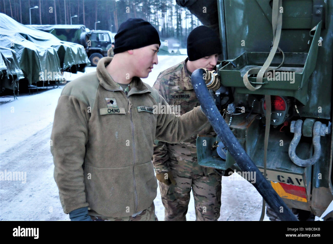 Des soldats américains affectés au 3e Escadron, 2e régiment de cavalerie en préparation des opérations conduite faites le plein exercice de Puma, un exercice pour tester l'interopérabilité entre le groupement tactique et ses quartiers généraux supérieurs, la 15e Brigade mécanisée, polonaise à Bemowo Piskie Domaine de formation, la Pologne, le 19 février, 2018. La Pologne est un groupe de combat, l'unique groupe de combat multinationale, composée d'Américains, Britanniques, croate et soldats roumains qui servent avec la 15e Brigade mécanisée polonaise comme une force de dissuasion dans le nord-est de la Pologne à l'appui de l'OTAN vers l'amélioration de la présence. (U.S. Army Banque D'Images