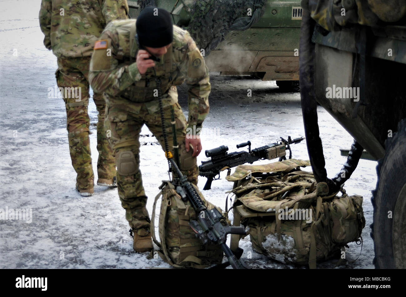 Soldat américain affecté au 3e Escadron, 2e régiment de cavalerie contrôle radio effectue en préparation de l'exercice Puma, un exercice pour tester l'interopérabilité entre le groupement tactique et ses quartiers généraux supérieurs, la 15e Brigade mécanisée, polonaise à Bemowo Piskie Domaine de formation, la Pologne, le 19 février, 2018. La Pologne est un groupe de combat, l'unique groupe de combat multinationale, composée d'Américains, Britanniques, croate et soldats roumains qui servent avec la 15e Brigade mécanisée polonaise comme une force de dissuasion dans le nord-est de la Pologne à l'appui de l'OTAN vers l'amélioration de la présence. (U.S. Army Banque D'Images