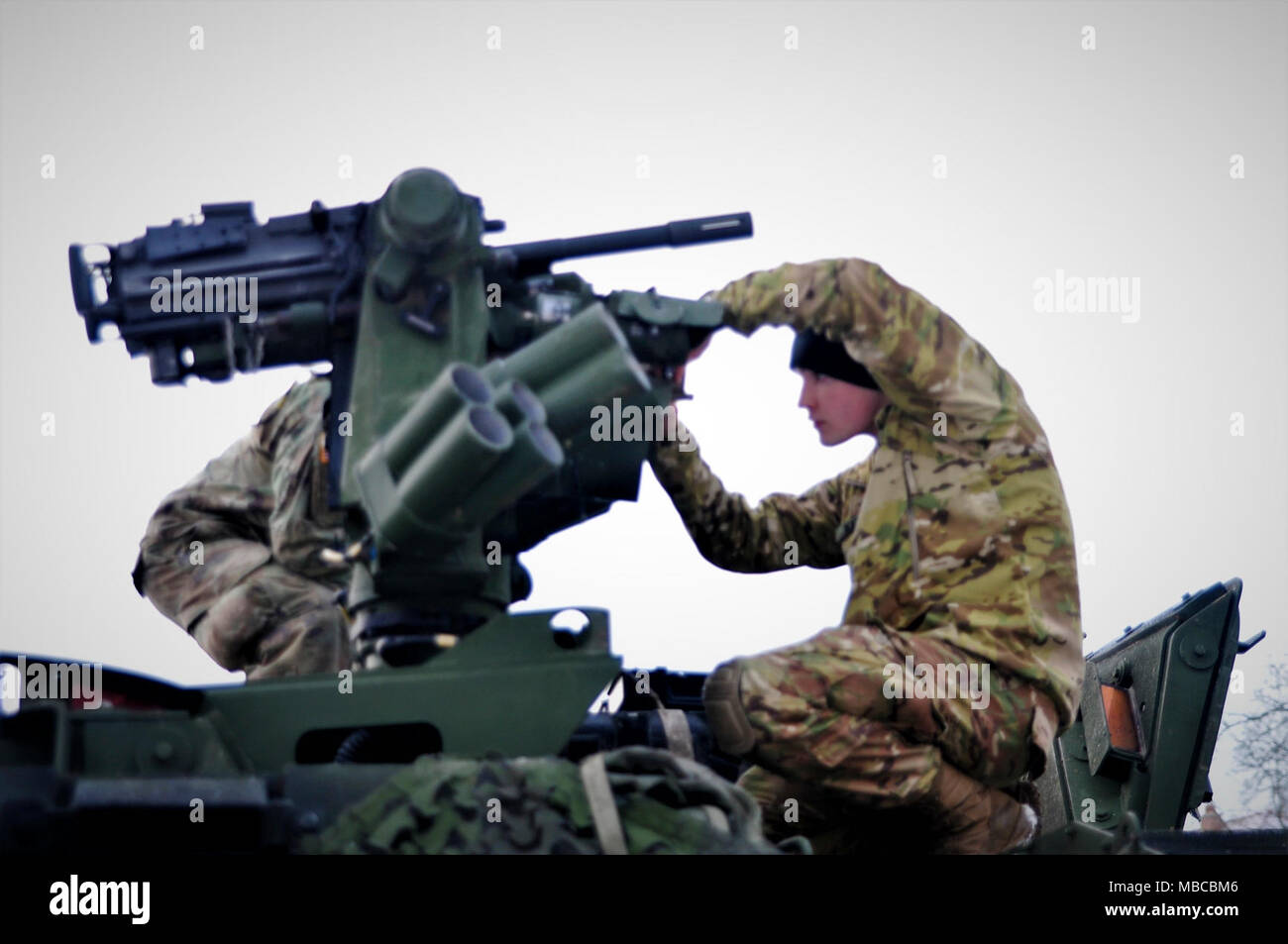 Des soldats américains affectés au 3e Escadron, 2e régiment de cavalerie mont'arme en préparation de l'exercice Puma, un exercice pour tester l'interopérabilité entre le groupement tactique et ses quartiers généraux supérieurs, la 15e Brigade mécanisée, polonaise à Bemowo Piskie Domaine de formation, la Pologne, le 19 février, 2018. La Pologne est un groupe de combat, l'unique groupe de combat multinationale, composée d'Américains, Britanniques, croate et soldats roumains qui servent avec la 15e Brigade mécanisée polonaise comme une force de dissuasion dans le nord-est de la Pologne à l'appui de l'OTAN vers l'amélioration de la présence. (U.S. Army Banque D'Images