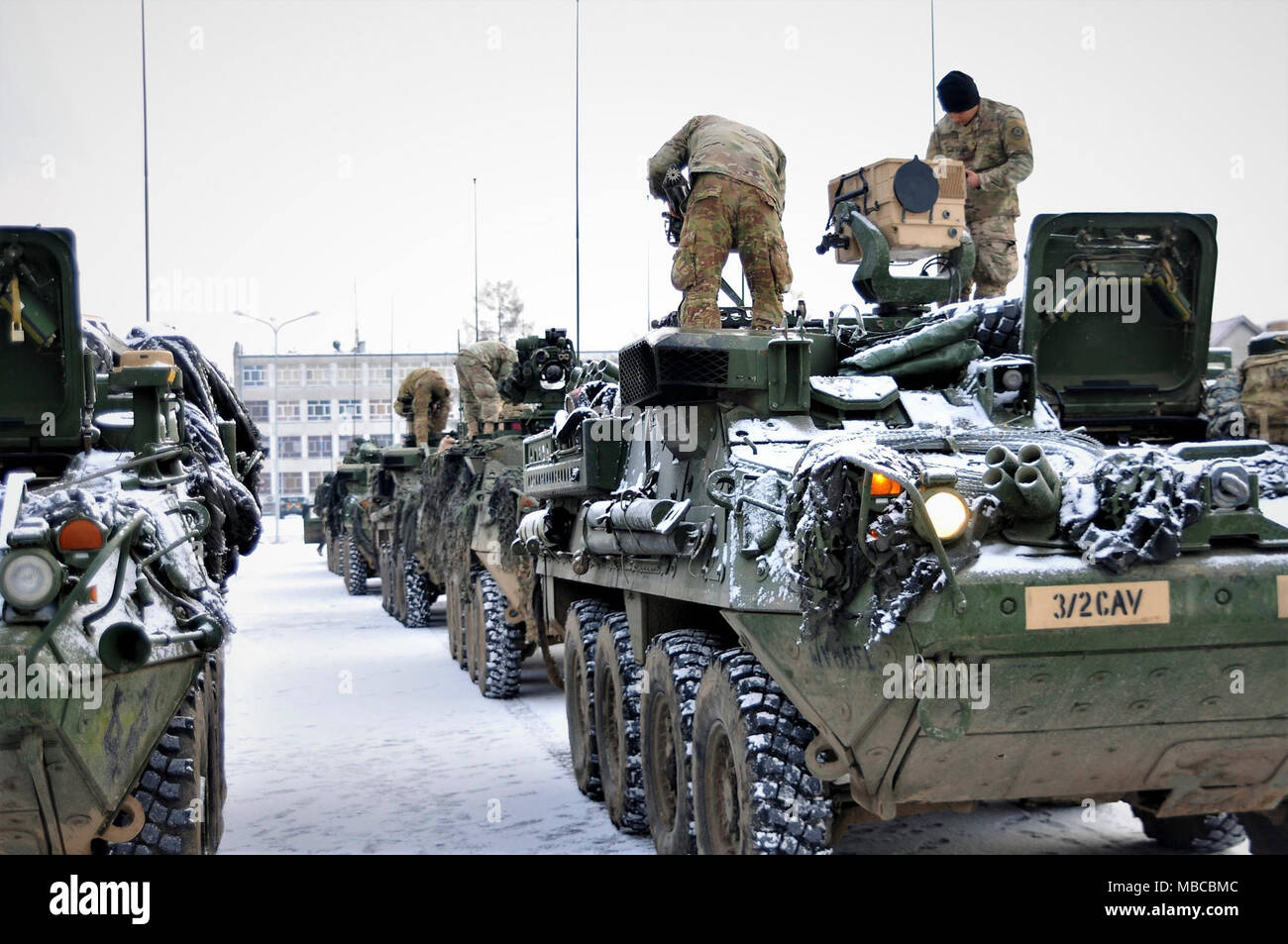 Des soldats américains affectés au 3e Escadron, 2e régiment de cavalerie mont armes collectives en vue de l'exercice Puma, un exercice pour tester l'interopérabilité entre le groupement tactique et ses quartiers généraux supérieurs, la 15e Brigade mécanisée, polonaise à Bemowo Piskie Domaine de formation, la Pologne, le 19 février, 2018. La Pologne est un groupe de combat, l'unique groupe de combat multinationale, composée d'Américains, Britanniques, croate et soldats roumains qui servent avec la 15e Brigade mécanisée polonaise comme une force de dissuasion dans le nord-est de la Pologne à l'appui de l'OTAN vers l'amélioration de la présence. (U.S. Army Banque D'Images