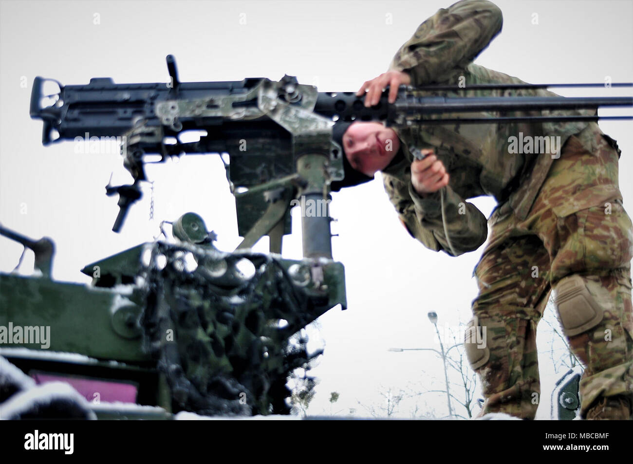 Soldat américain affecté au 3e Escadron, 2e régiment de cavalerie se monte'arme en préparation de l'exercice Puma, un exercice pour tester l'interopérabilité entre le groupement tactique et ses quartiers généraux supérieurs, la 15e Brigade mécanisée, polonaise à Bemowo Piskie Domaine de formation, la Pologne, le 19 février, 2018. La Pologne est un groupe de combat, l'unique groupe de combat multinationale, composée d'Américains, Britanniques, croate et soldats roumains qui servent avec la 15e Brigade mécanisée polonaise comme une force de dissuasion dans le nord-est de la Pologne à l'appui de l'OTAN vers l'amélioration de la présence. (U.S. Army Banque D'Images