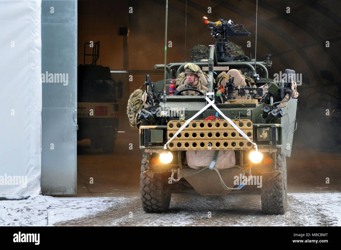 Des soldats britanniques affectés à Light Dragoons, déplacer des troupes à Balaklava véhicules zone de transit en vue de l'exercice Puma, un exercice pour tester l'interopérabilité entre le groupement tactique et ses quartiers généraux supérieurs, la 15e Brigade mécanisée, polonaise à Bemowo Piskie Domaine de formation, la Pologne, le 19 février, 2018. La Pologne est un groupe de combat, l'unique groupe de combat multinationale, composée d'Américains, Britanniques, croate et soldats roumains qui servent avec la 15e Brigade mécanisée polonaise comme une force de dissuasion dans le nord-est de la Pologne à l'appui de l'OTAN vers l'amélioration de la présence. (U.S. Army Banque D'Images