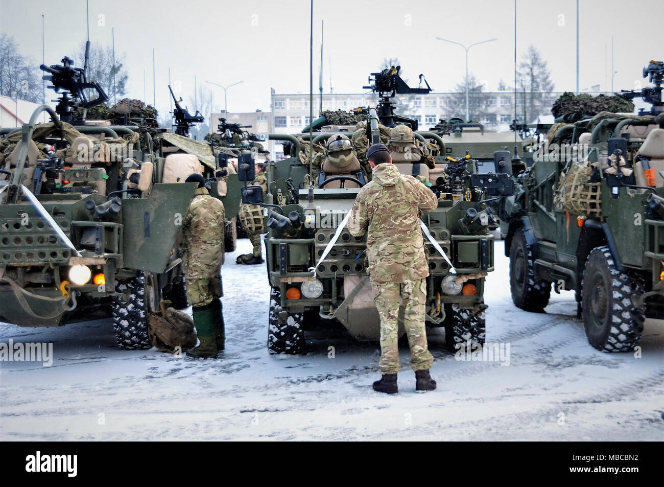 Des soldats britanniques affectés à Light Dragoons, parc de troupes à Balaklava véhicules zone de préparation en prévision de l'exercice Puma, un exercice pour tester l'interopérabilité entre le groupement tactique et ses quartiers généraux supérieurs, la 15e Brigade mécanisée, polonaise à Bemowo Piskie Domaine de formation, la Pologne, le 19 février, 2018. La Pologne est un groupe de combat, l'unique groupe de combat multinationale, composée d'Américains, Britanniques, croate et soldats roumains qui servent avec la 15e Brigade mécanisée polonaise comme une force de dissuasion dans le nord-est de la Pologne à l'appui de l'OTAN vers l'amélioration de la présence. (U.S. Army Banque D'Images