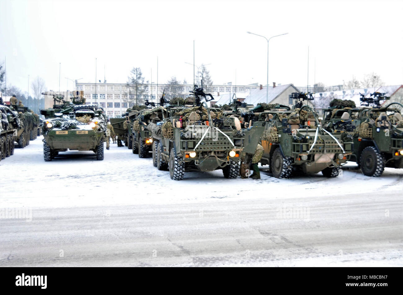 Royaume-uni et des soldats américains affectés au groupe de combat Véhicules Pologne déplacer vers les zones d'en préparation de l'exercice Puma, un exercice pour tester l'interopérabilité entre le groupement tactique et ses quartiers généraux supérieurs, la 15e Brigade mécanisée, polonaise à Bemowo Piskie Domaine de formation, la Pologne, le 19 février, 2018. La Pologne est un groupe de combat, l'unique groupe de combat multinationale, composée d'Américains, Britanniques, croate et soldats roumains qui servent avec la 15e Brigade mécanisée polonaise comme une force de dissuasion dans le nord-est de la Pologne à l'appui de l'OTAN vers l'amélioration de la présence. (U.S. Army Banque D'Images