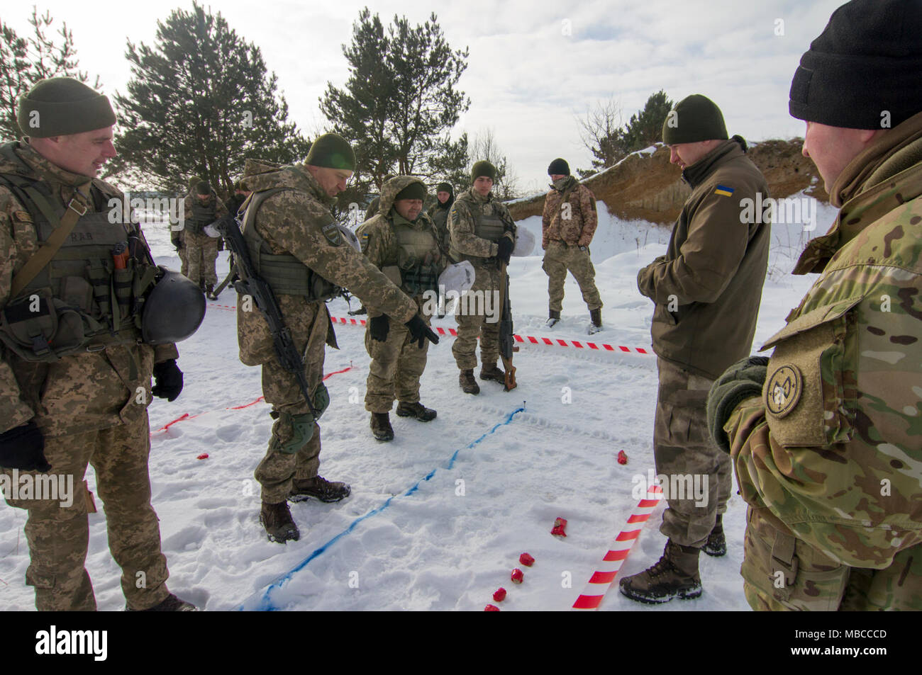 L'viv, Ukraine -- soldats ukrainiens affectés au 3e Bataillon, 14e Brigade mécanisée se préparent à mener un exercice de formation à l'Entraînement au Combat de Yavoriv Centre ici 19 février. Au cours de l'événement, les soldats ukrainiens de descendre de pratiqué un véhicule de combat d'infanterie BMP-2, agresse un objectif, et les obstacles. En ce moment plus de 220 New York les soldats de la Garde nationale d'armée sont déployés en Ukraine où ils sont en train d'aider l'armée ukrainienne à réaliser son objectif d'atteindre l'interopérabilité de l'OTAN. (U.S. Army Banque D'Images