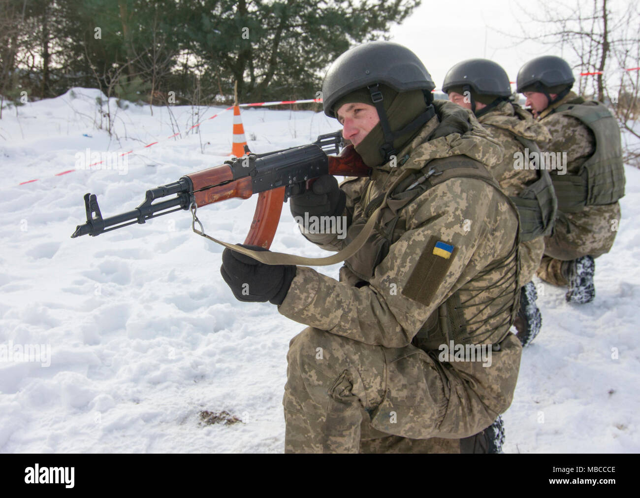 L'viv, Ukraine -- soldats ukrainiens affectés au 3e Bataillon, 14e Brigade mécanisée participe à une section vide exercice d'entraînement au Centre de formation de combat de Yavoriv ici 19 février. Au cours de l'événement, les soldats ukrainiens de descendre de pratiqué un véhicule de combat d'infanterie BMP-2 et engager des cibles sur le déménagement. En ce moment plus de 220 New York les soldats de la Garde nationale d'armée sont déployés en Ukraine où ils sont en train d'aider l'armée ukrainienne à réaliser son objectif d'atteindre l'interopérabilité de l'OTAN. (U.S. Army Banque D'Images