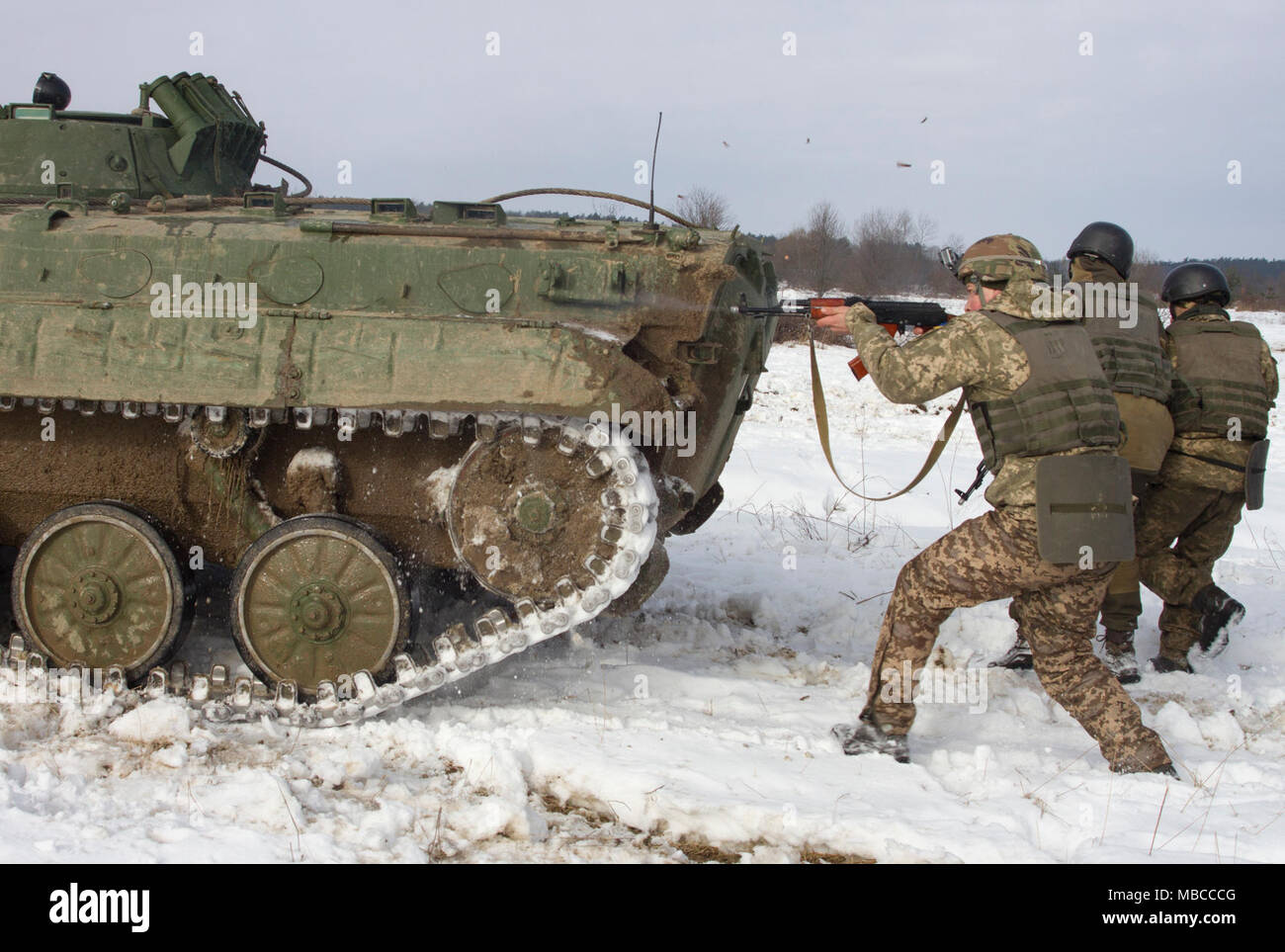 L'viv, Ukraine -- soldats ukrainiens affectés au 3e Bataillon, 14e Brigade mécanisée participe à une section vide exercice d'entraînement au Centre de formation de combat de Yavoriv ici 19 février. Au cours de l'événement, les soldats ukrainiens de descendre de pratiqué un véhicule de combat d'infanterie BMP-2 et engager des cibles sur le déménagement. En ce moment plus de 220 New York les soldats de la Garde nationale d'armée sont déployés en Ukraine où ils sont en train d'aider l'armée ukrainienne à réaliser son objectif d'atteindre l'interopérabilité de l'OTAN. (U.S. Army Banque D'Images