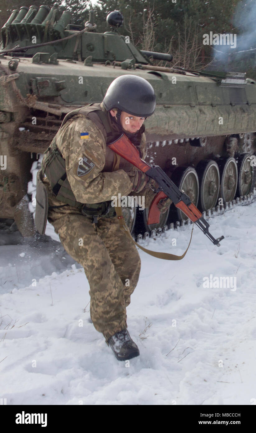 L'viv, Ukraine -- Un soldat ukrainien attribué à 3e Bataillon, 14e Brigade mécanisée participe à une section vide exercice d'entraînement au Centre de formation de combat de Yavoriv ici 19 février. Au cours de l'événement, les soldats ukrainiens de descendre de pratiqué un véhicule de combat d'infanterie BMP-2 et engager des cibles sur le déménagement. En ce moment plus de 220 New York les soldats de la Garde nationale d'armée sont déployés en Ukraine où ils sont en train d'aider l'armée ukrainienne à réaliser son objectif d'atteindre l'interopérabilité de l'OTAN. (U.S. Army Banque D'Images