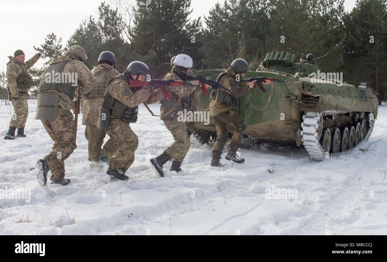 L'viv, Ukraine -- soldats ukrainiens affectés au 3e Bataillon, 14e Brigade mécanisée participe à une section vide exercice d'entraînement au Centre de formation de combat de Yavoriv ici 19 février. Au cours de l'événement, les soldats ukrainiens de descendre de pratiqué un véhicule de combat d'infanterie BMP-2 et engager des cibles sur le déménagement. En ce moment plus de 220 New York les soldats de la Garde nationale d'armée sont déployés en Ukraine où ils sont en train d'aider l'armée ukrainienne à réaliser son objectif d'atteindre l'interopérabilité de l'OTAN. (U.S. Army Banque D'Images