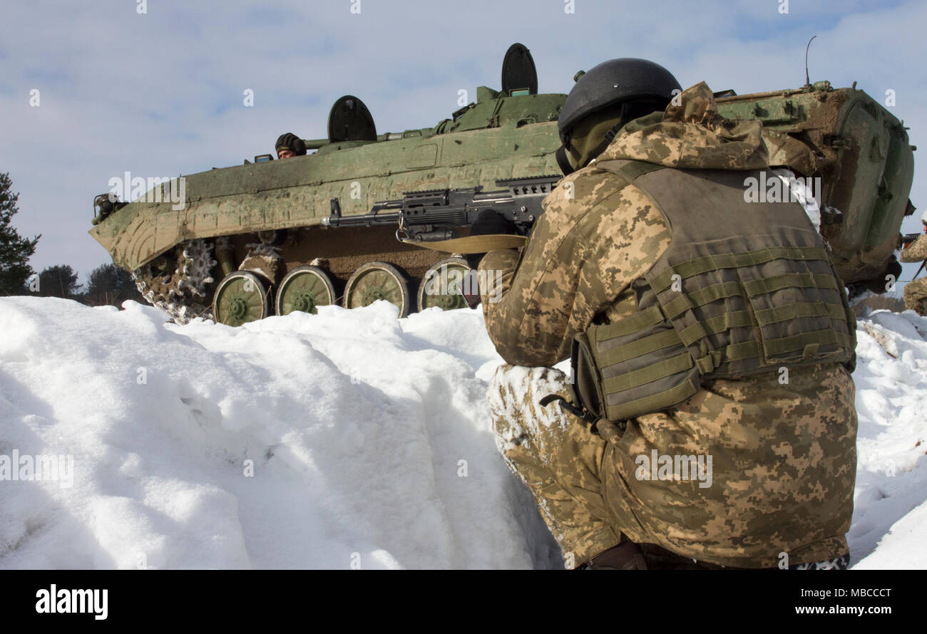 L'viv, Ukraine -- Un soldat ukrainien attribué à 3e Bataillon, 14e Brigade mécanisée participe à une section vide exercice d'entraînement au Centre de formation de combat de Yavoriv ici 19 février. Au cours de l'événement, les soldats ukrainiens de descendre de pratiqué un véhicule de combat d'infanterie BMP-2 et engager des cibles sur le déménagement. En ce moment plus de 220 New York les soldats de la Garde nationale d'armée sont déployés en Ukraine où ils sont en train d'aider l'armée ukrainienne à réaliser son objectif d'atteindre l'interopérabilité de l'OTAN. (U.S. Army Banque D'Images
