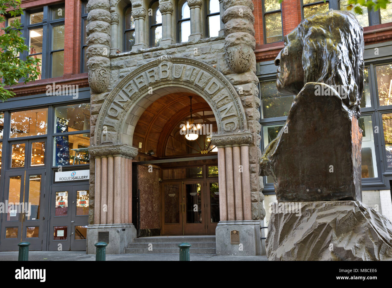 WA15087-00...WASHINGTON - un buste de chef Sealth, chef de l'Duwamish et Suquamish, et le pionnier des capacités dans Seattle's Pioneer Square. Banque D'Images