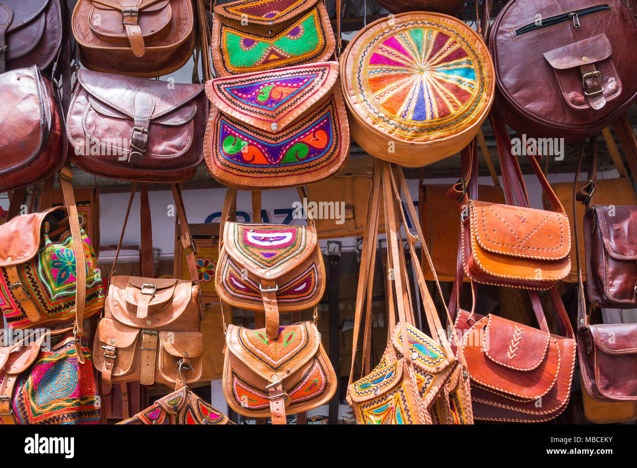 Assortiment de sacs en cuir fait main accroché à l'extérieur d'un magasin à  Manali, d'attirer des voyageurs pour acheter des souvenirs Photo Stock -  Alamy