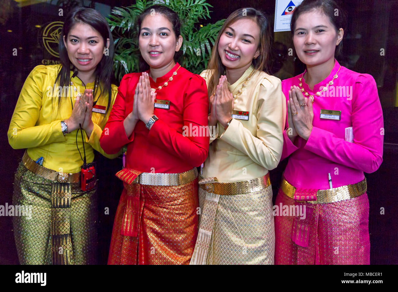 Le personnel de l'accueil thaïlandais en costume traditionnel, Bangkok, Thaïlande Banque D'Images