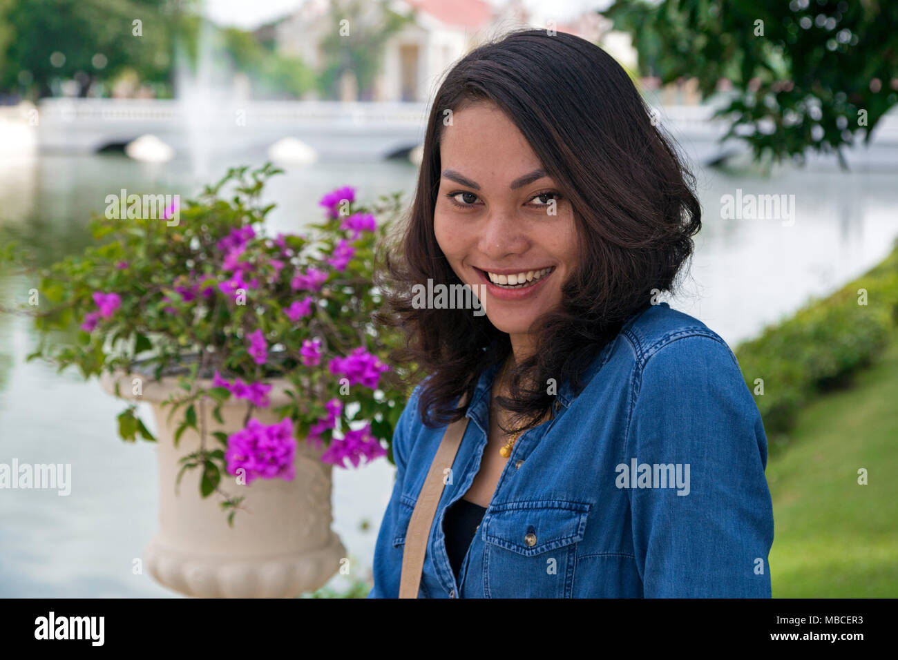 Thai girl posing à Bang Pa-In Summer Palace, Palais Royal, Ayuttaya, Thaïlande Banque D'Images