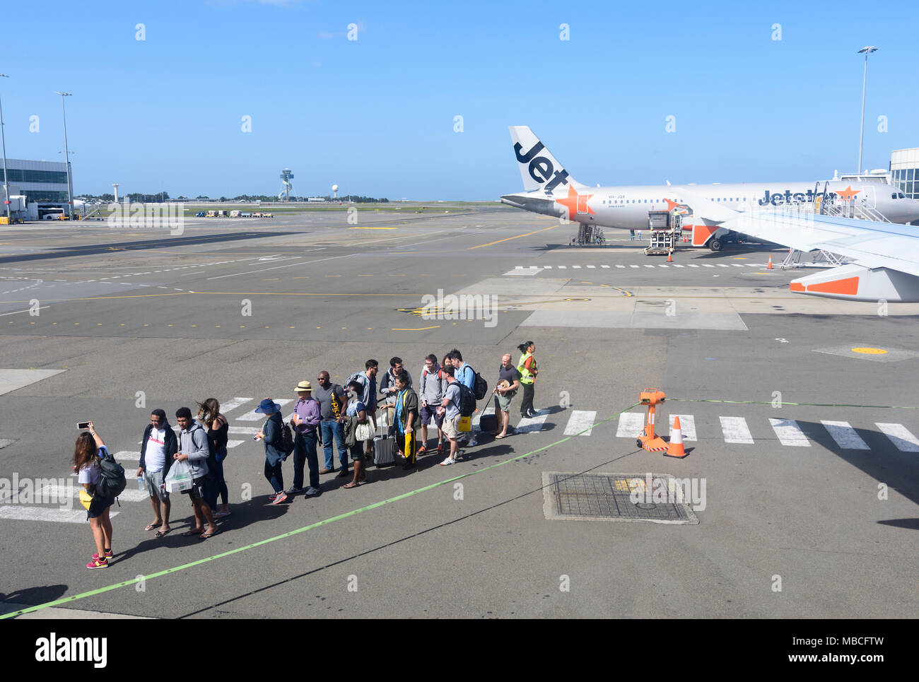 Sur l'aire d'attente des passagers à bord d'un Airbus A320 Jetstar de l'arrière à l'aéroport de Sydney, Australie, du terminal domestique Banque D'Images