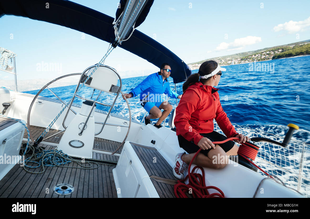 Femme forte intéressante avec son bateau à voile Banque D'Images