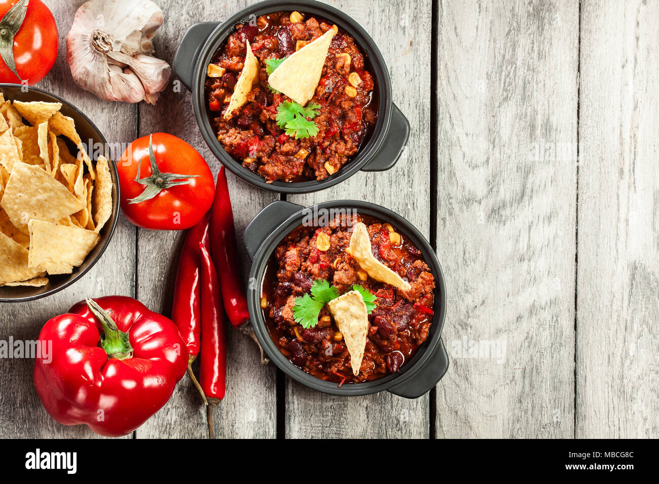 Bols de hot chili con carne avec du boeuf haché, haricots, tomates et maïs. La cuisine mexicaine. Vue d'en haut. Banque D'Images