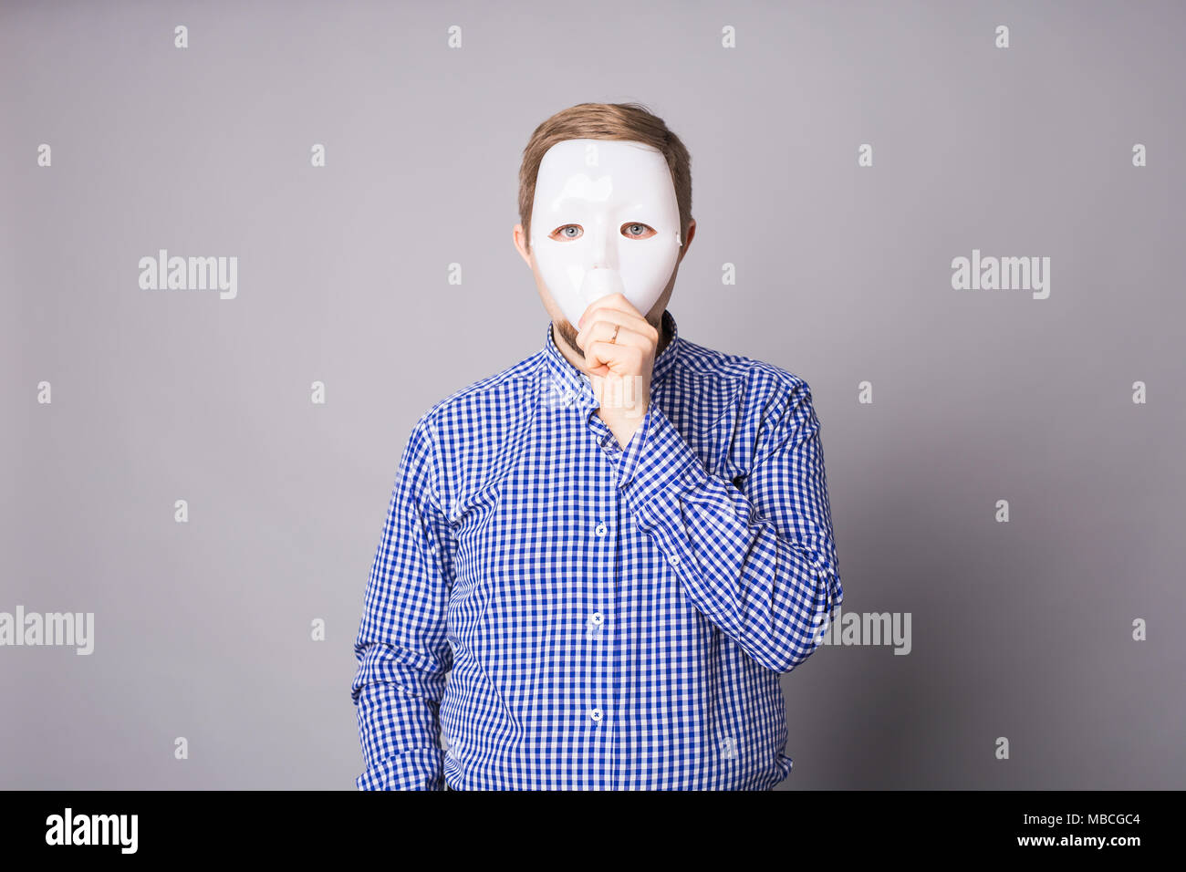 homme-qui-se-cache-deriere-un-masque-banque-de-photographies-et-d
