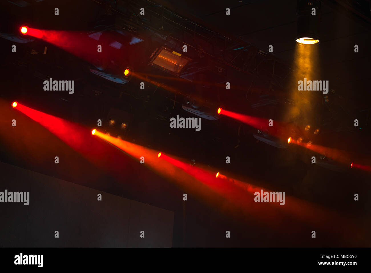 Endroit pittoresque avec feux rouge poutres solides dans la fumée sur fond sombre, stade moderne d'équipement d'éclairage Banque D'Images
