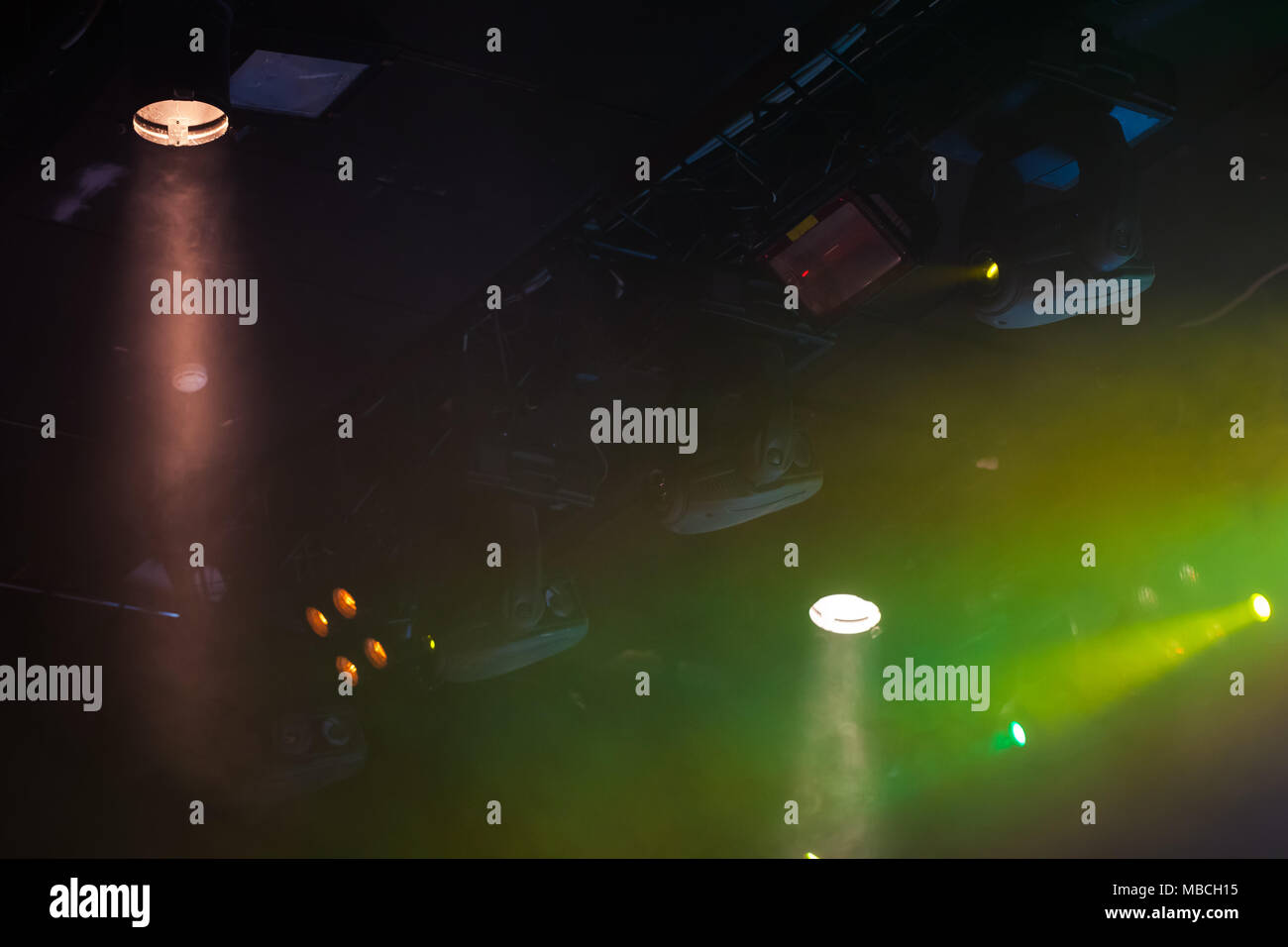 Endroit pittoresque coloré lumières avec poutres solides dans la fumée sur fond sombre, stade moderne d'équipement d'éclairage Banque D'Images