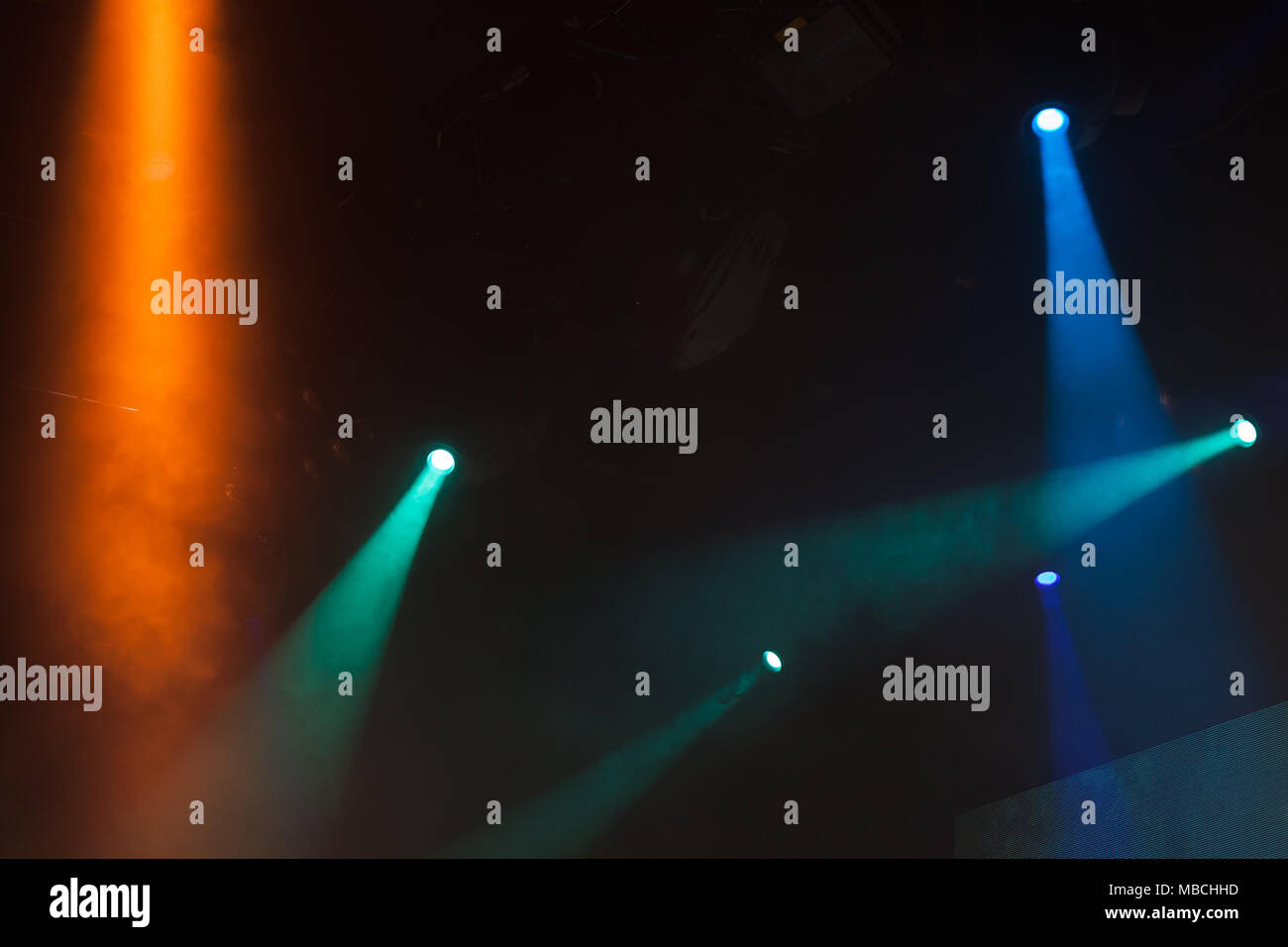 Endroit pittoresque coloré poutres feux en fumée sur fond sombre, stade moderne d'équipement d'éclairage Banque D'Images