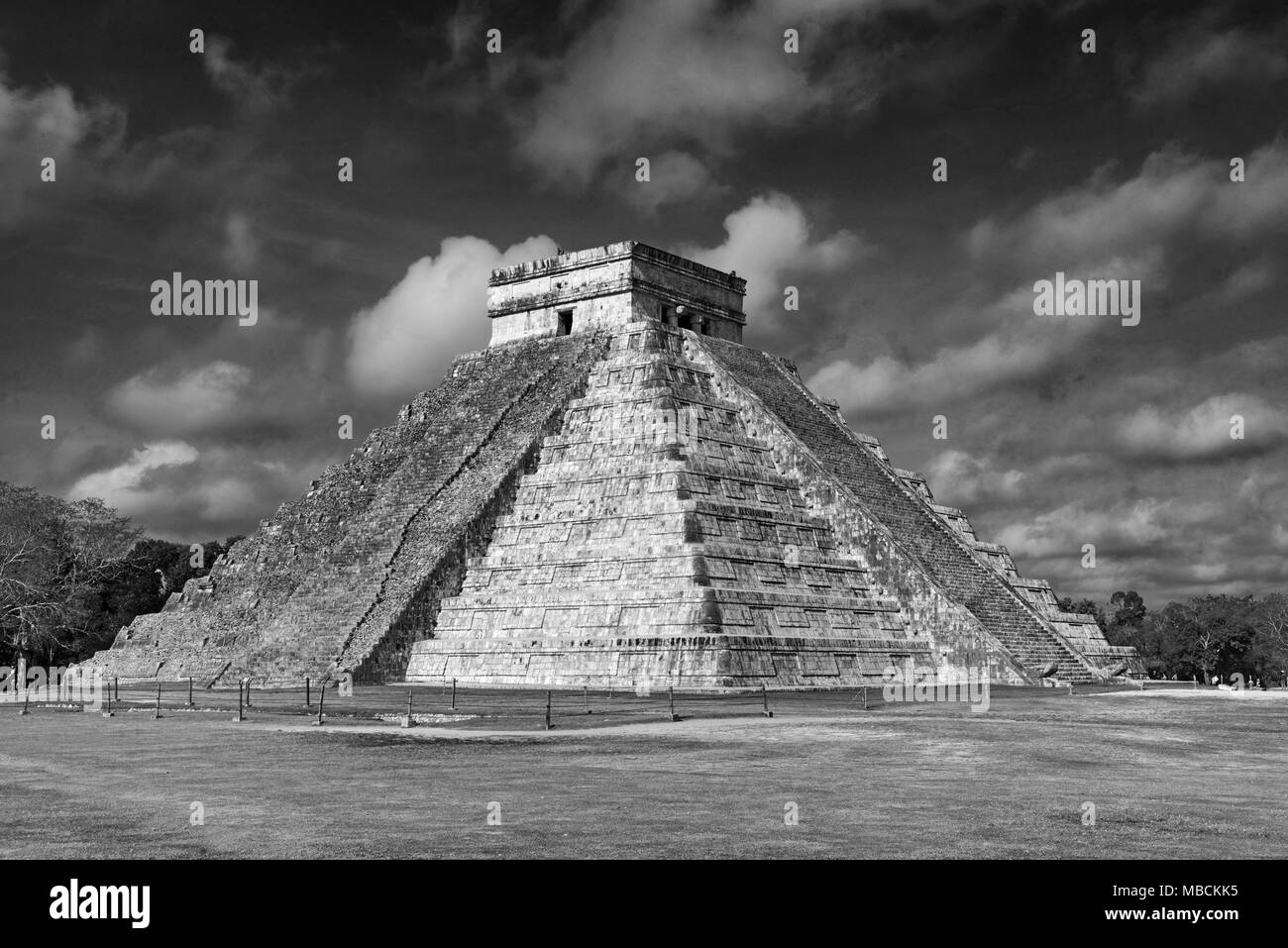 Image en noir et blanc de la Mayan temple de kukulkan (el castillo) pyramide de Chichen Itza, Yucatan, Mexique Banque D'Images
