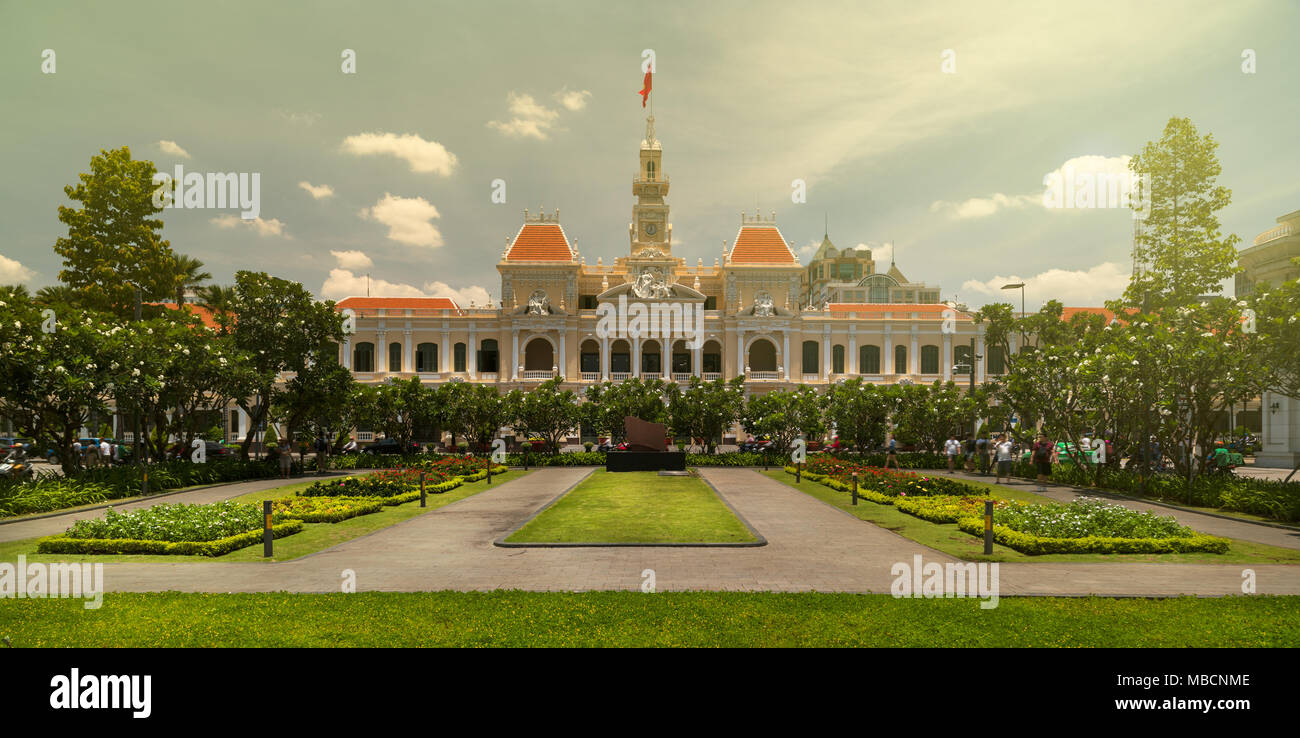 Statue de Ho Chi Minh et bâtiment du Comité populaire de Ho Chi Minh Ville, Vietnam. Banque D'Images