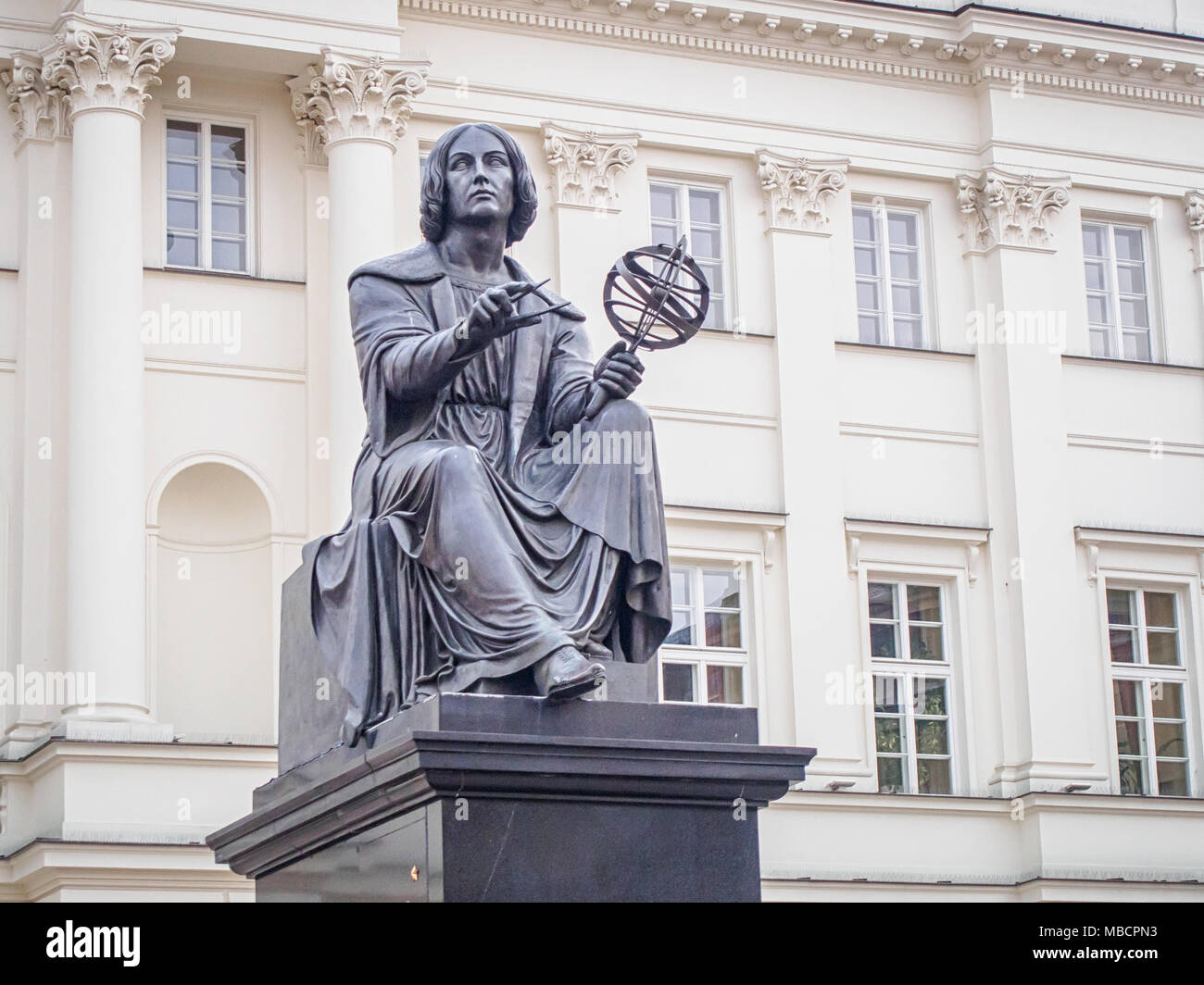 Nicolaus Copernicus Monument (par Bertel Thorvaldsen) à Varsovie (Pologne) avant de le palais Staszic, le siège de l'Académie Polonaise des Sciences Banque D'Images