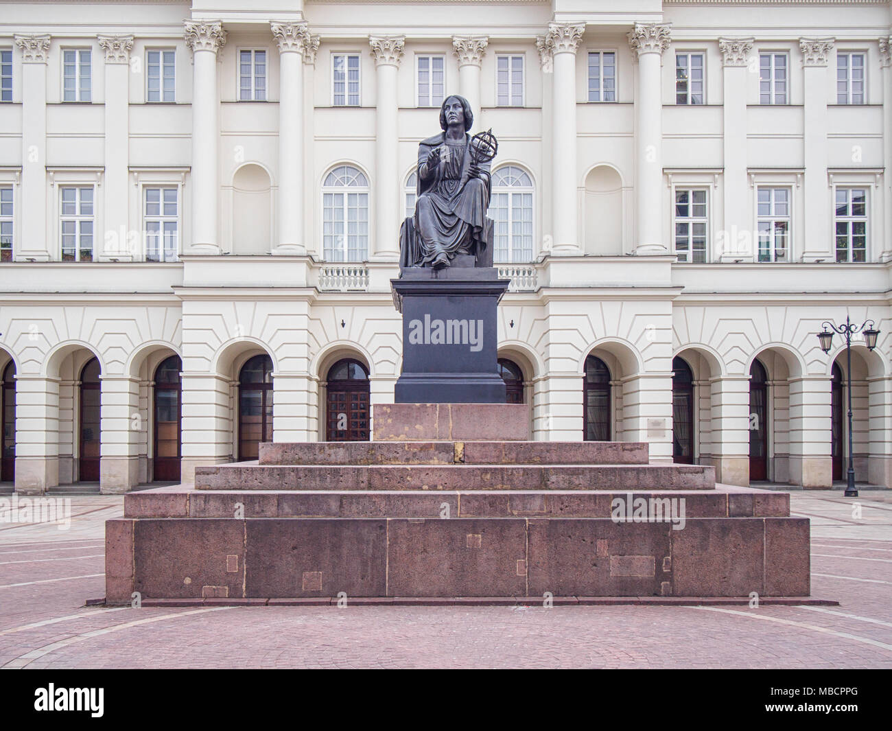 Nicolaus Copernicus Monument (par Bertel Thorvaldsen) à Varsovie (Pologne) avant de le palais Staszic, le siège de l'Académie Polonaise des Sciences Banque D'Images