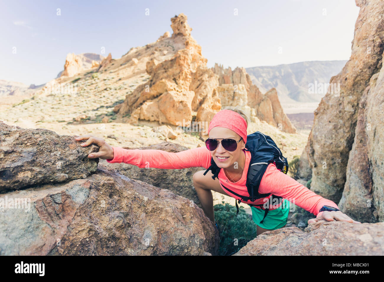 Randonneur femme atteint sommet de la montagne. Grimpeur ou coureur à pied et à la recherche d'inspiration au paysage sur sentier rocheux sur Tenerife, Canaries Espagne. F Banque D'Images