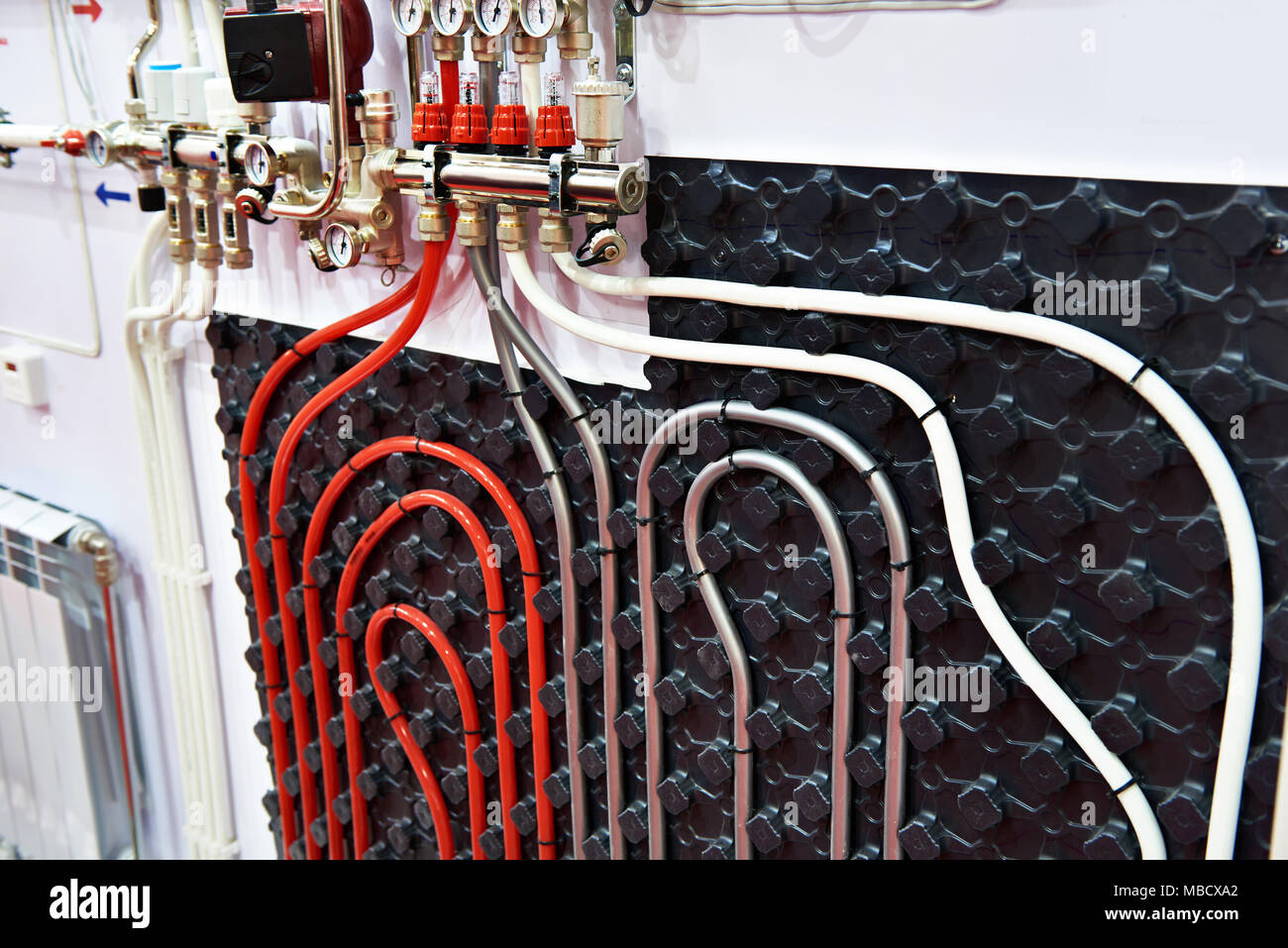 Tuyaux en plastique du système de chauffage de l'eau dans la chambre Banque D'Images