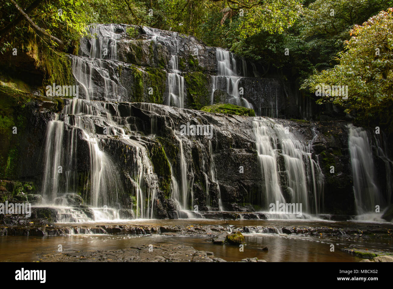 Purakaunui Falls dans la Nouvelle-Zélande, Catlins Banque D'Images