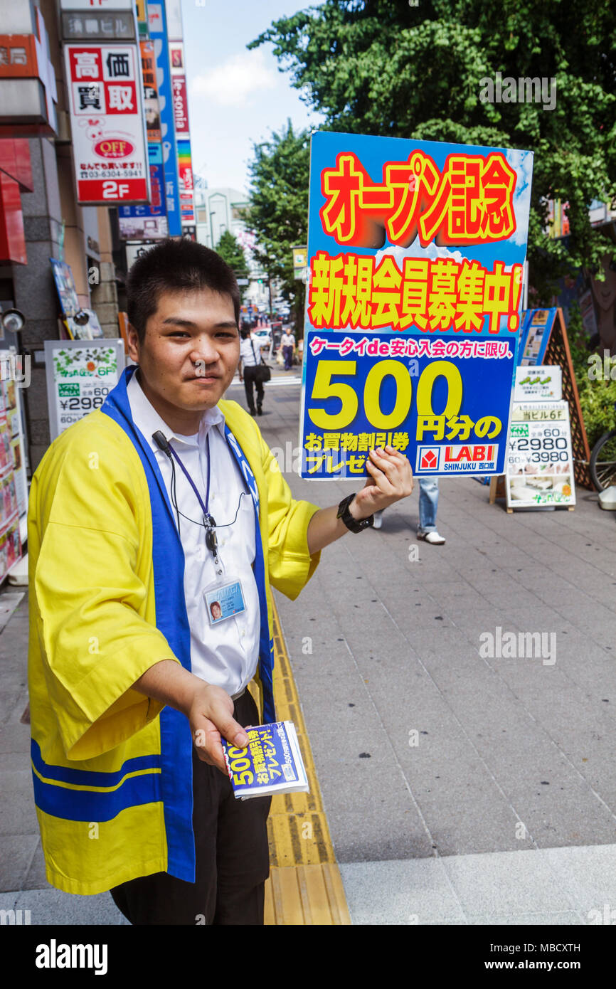 Tokyo Japon,Asie,Orient,Shinjuku,kanji,caractères,symboles,japonais anglais,rue,trottoir,publicité publicitaire,panneau,logo,spécial,vente,anno Banque D'Images