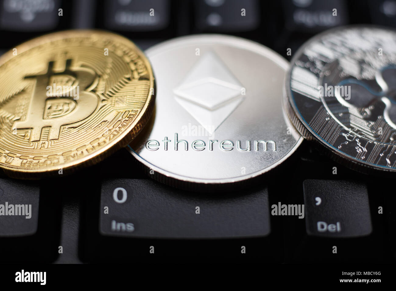 , Bitcoin ethereum et pièces d'ondulation sur clavier Banque D'Images